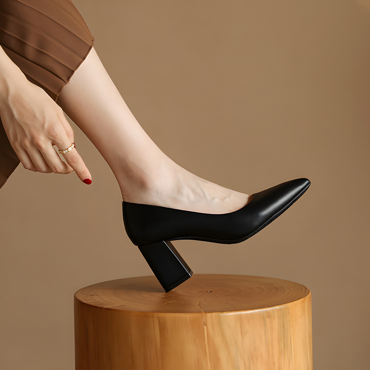 รองเท้าส้นสูงพื้นเหลี่ยม AA0265