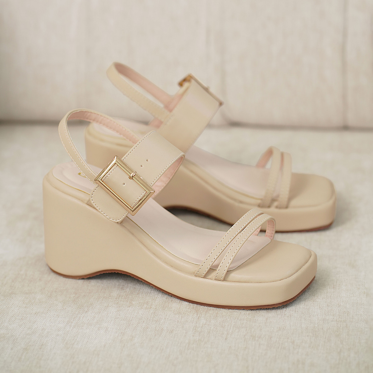 รองเท้าแตะส้นตึกผู้หญิง AA0471