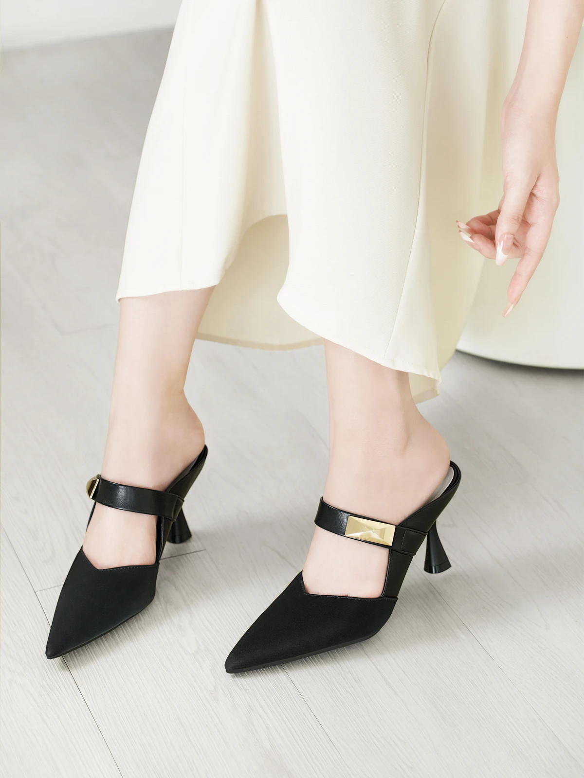 รองเท้าสวมเปิดส้น DILY หัวแหลม เสริมเรียวเท้า ตกแต่งหัวเข็มขัดหรูหรา สูง 7 ซม. รุ่น DL0589