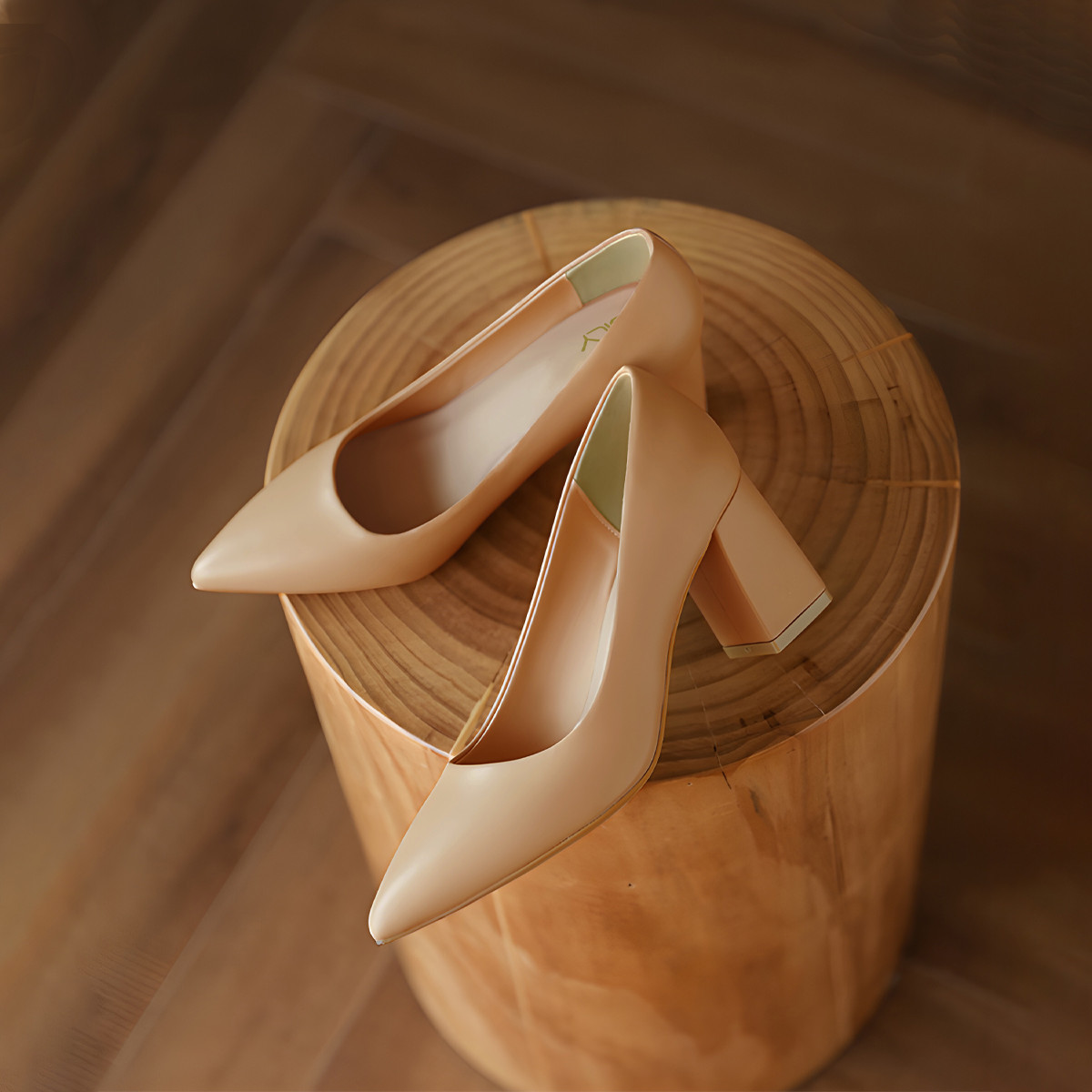 รองเท้าส้นสูงพื้นเหลี่ยม AA0265