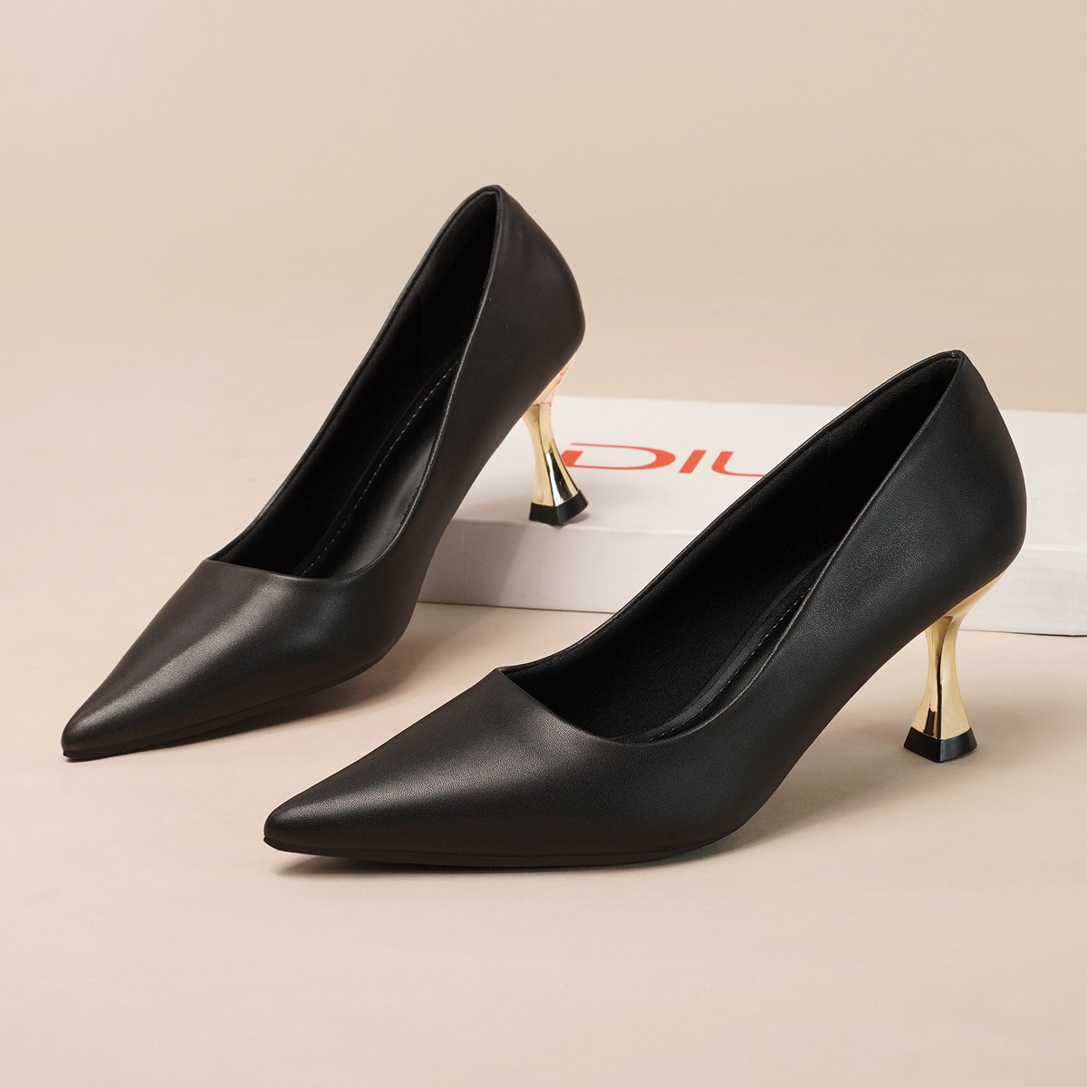 รองเท้าส้นสูงปลายแหลม AA0459