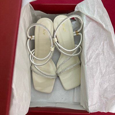 สีสัน: ครีม / Size : 36