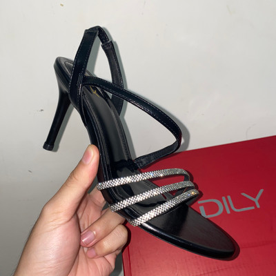 สีสัน: ดำ  / Size : 37