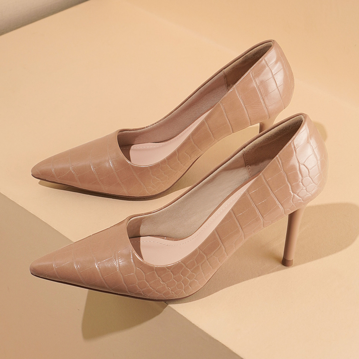 รองเท้าส้นสูงปลายแหลม AA0468