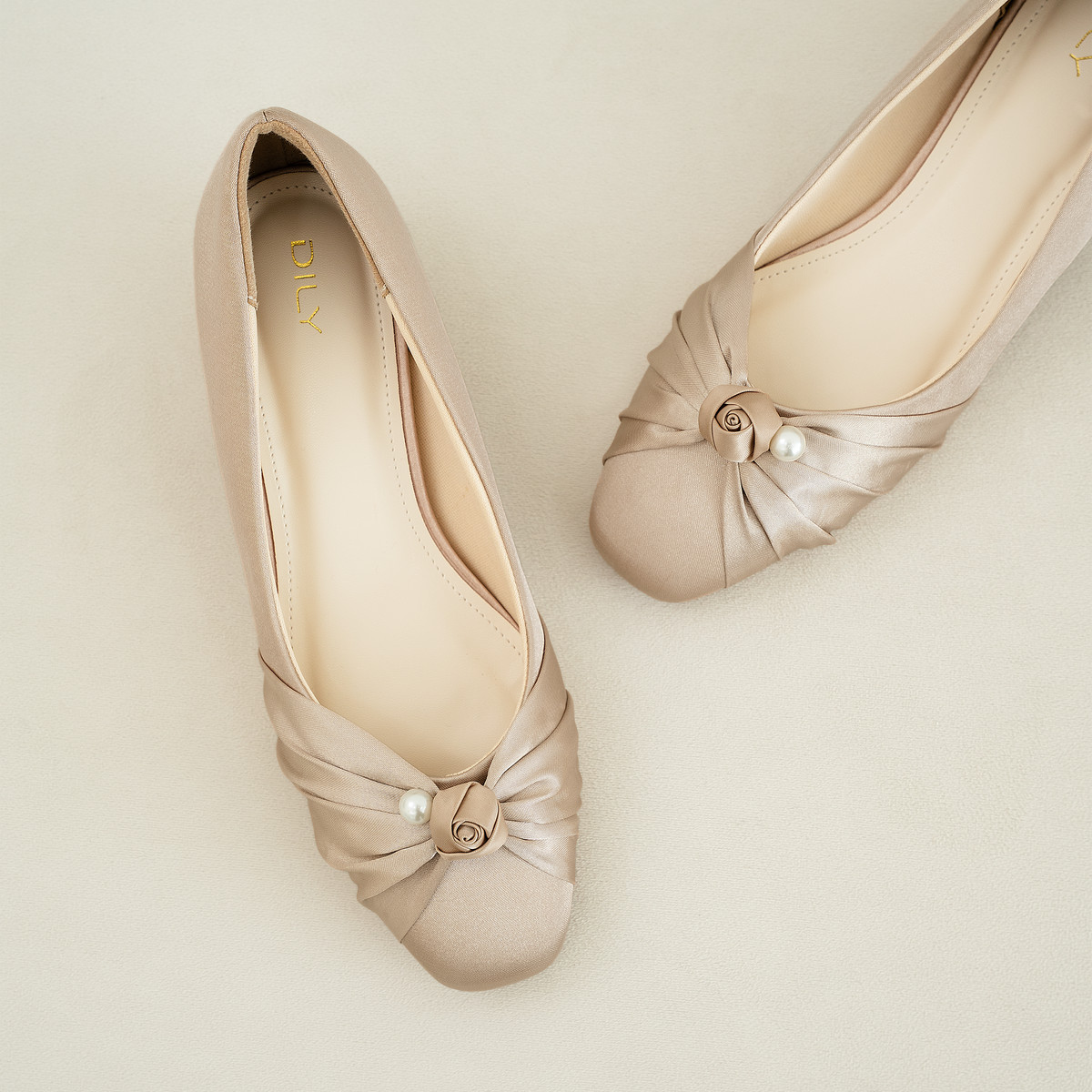 รองเท้าส้นสูงพื้นเหลี่ยม DL0636