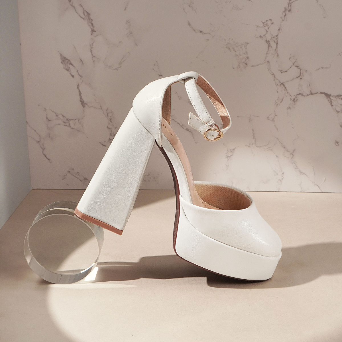 รองเท้าส้นสูงพื้นเหลี่ยม AA0473