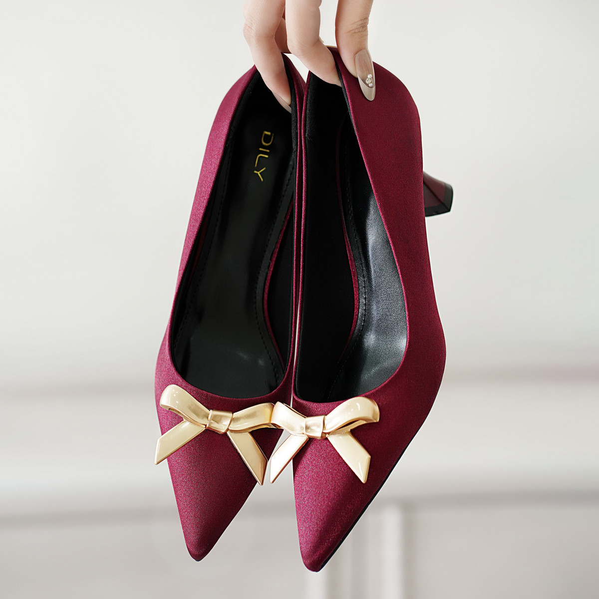 รองเท้าส้นสูงปลายแหลม DL0568