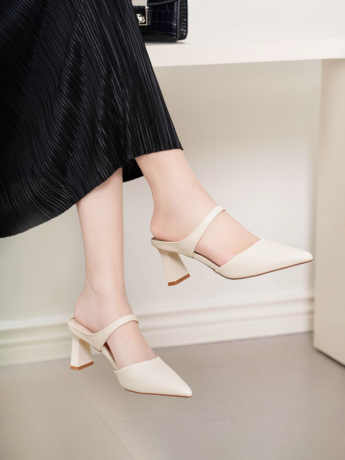 รองเท้ามิวล์ส้นสูง AA0454