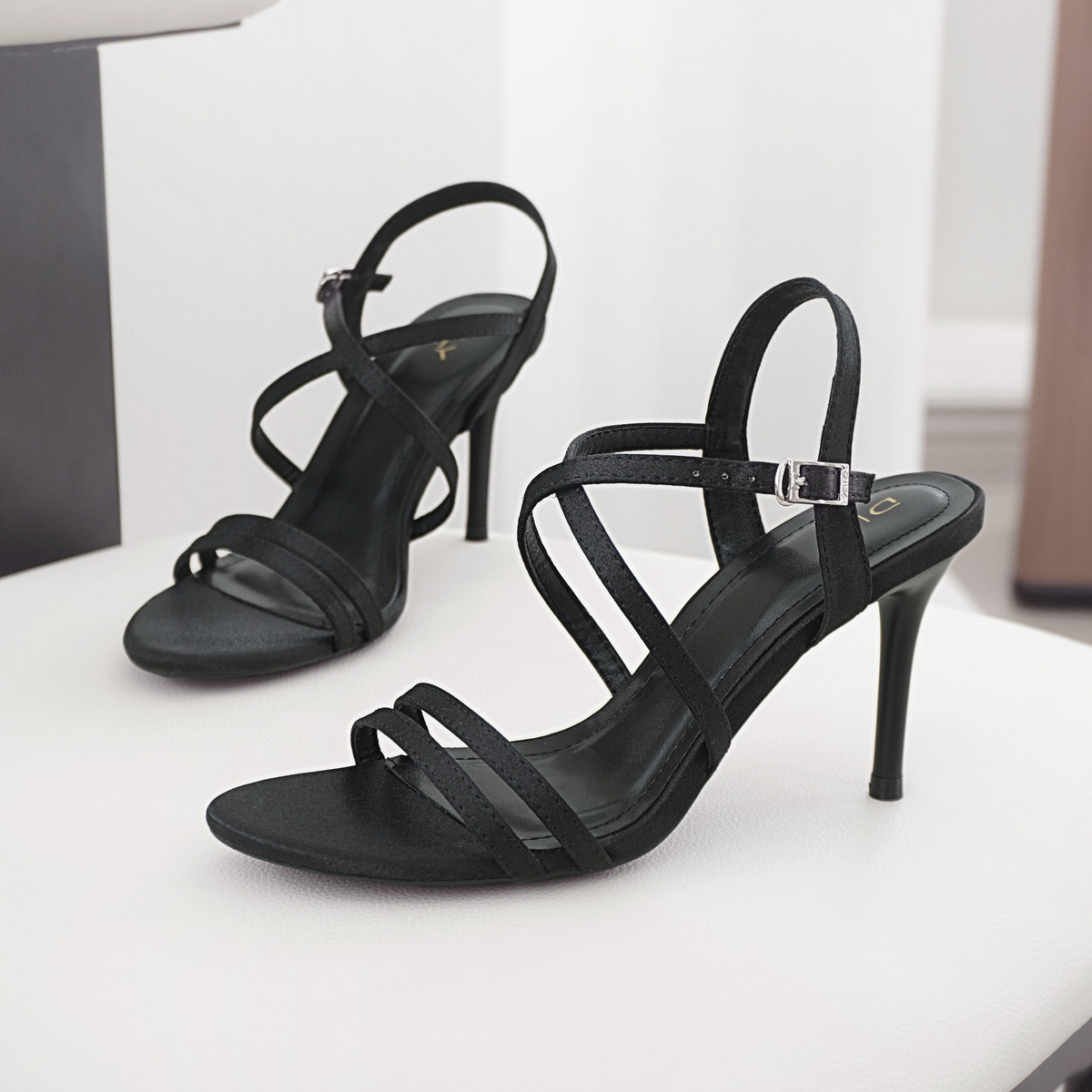 รองเท้าส้นสูงแบบเปิดหน้า DL0548