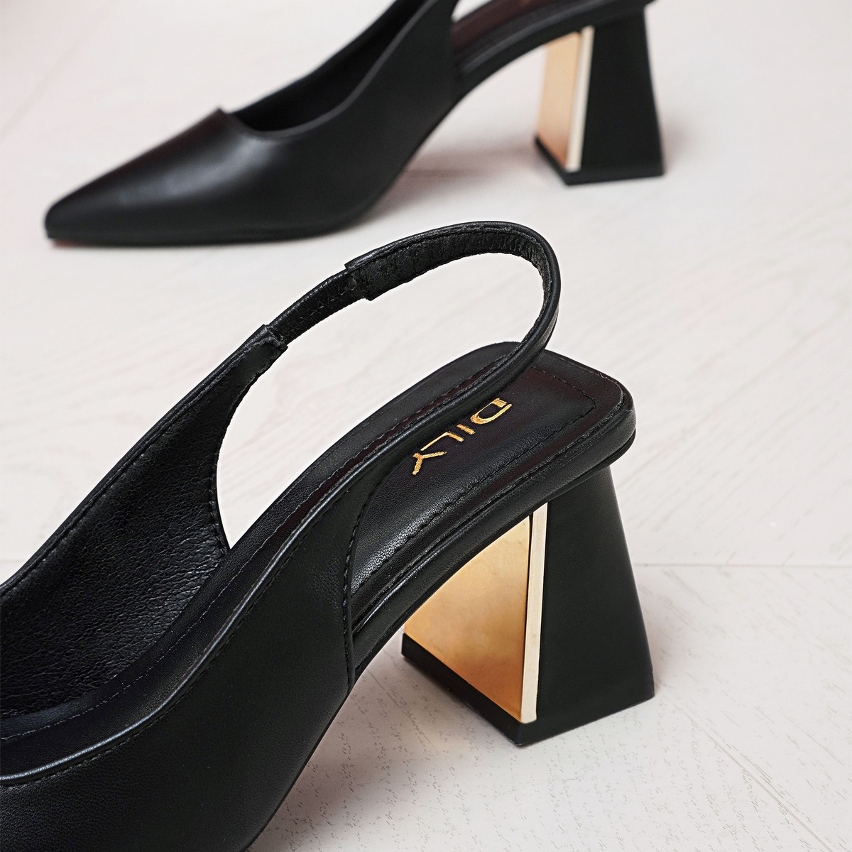 รองเท้าสลิงแบ็ค AA0375