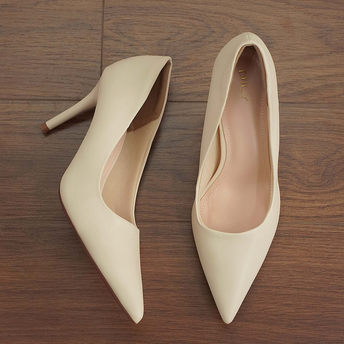 รองเท้าส้นสูงปลายแหลม AA0445