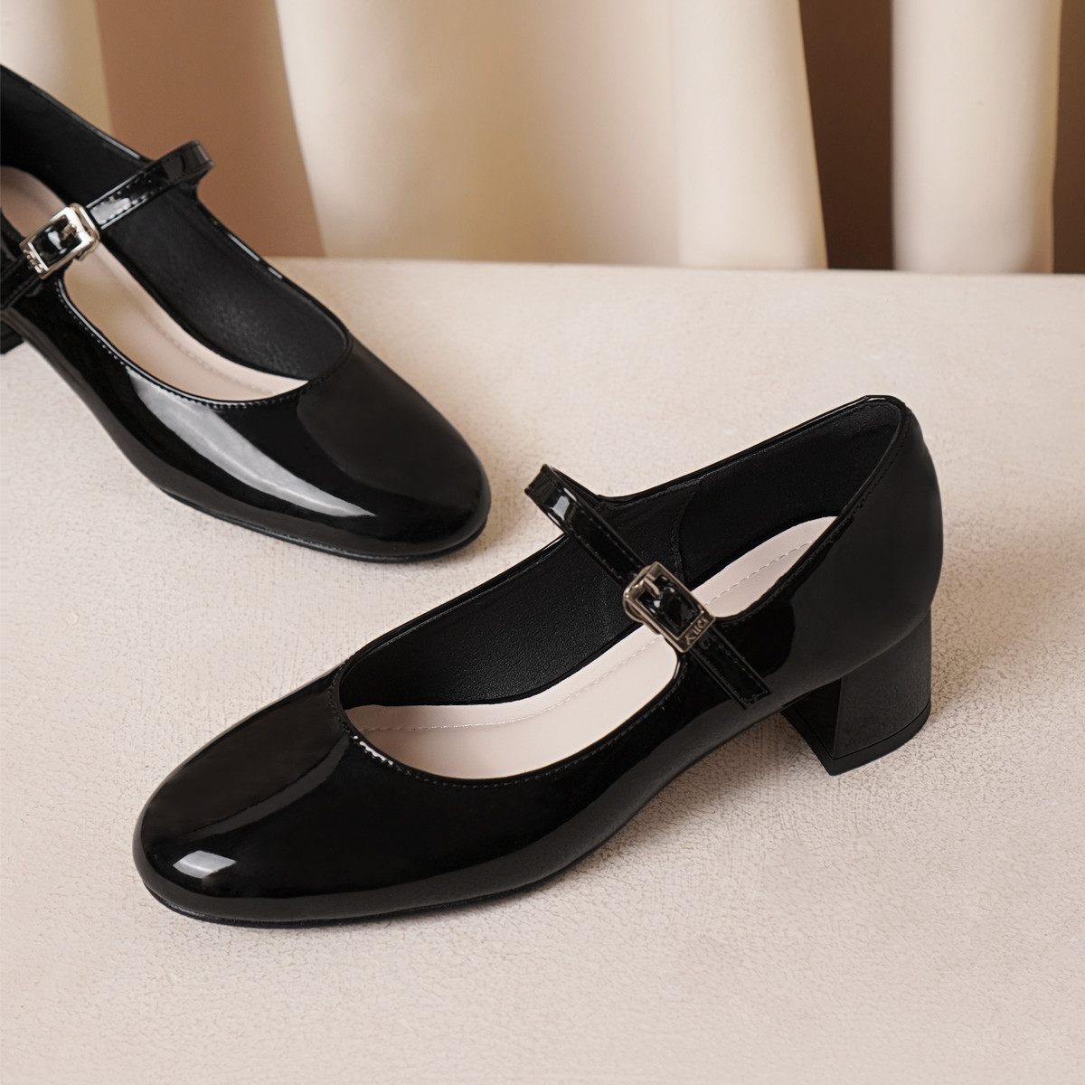 รองเท้าส้นสูงใส่สบาย DL0543