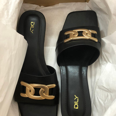 สีสัน: ดำ  / Size : 39