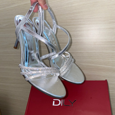 สีสัน: สีเงินค่ะ / Size : 36