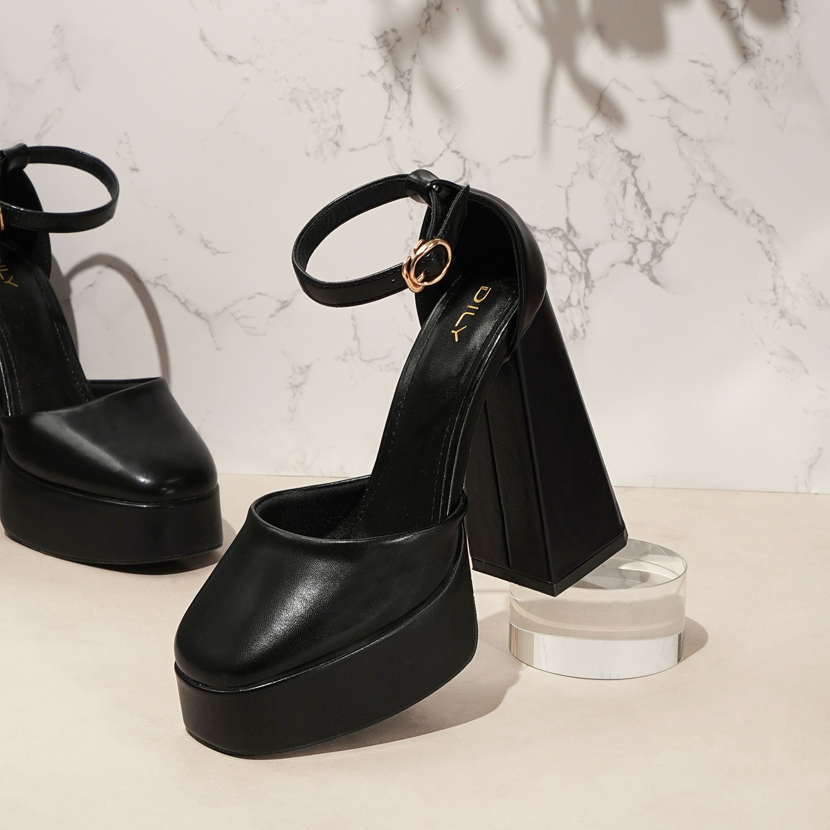 รองเท้าส้นสูงพื้นเหลี่ยม AA0473