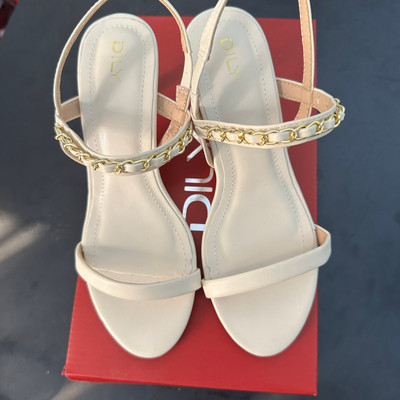 สีสัน: ครีม / Size : 36