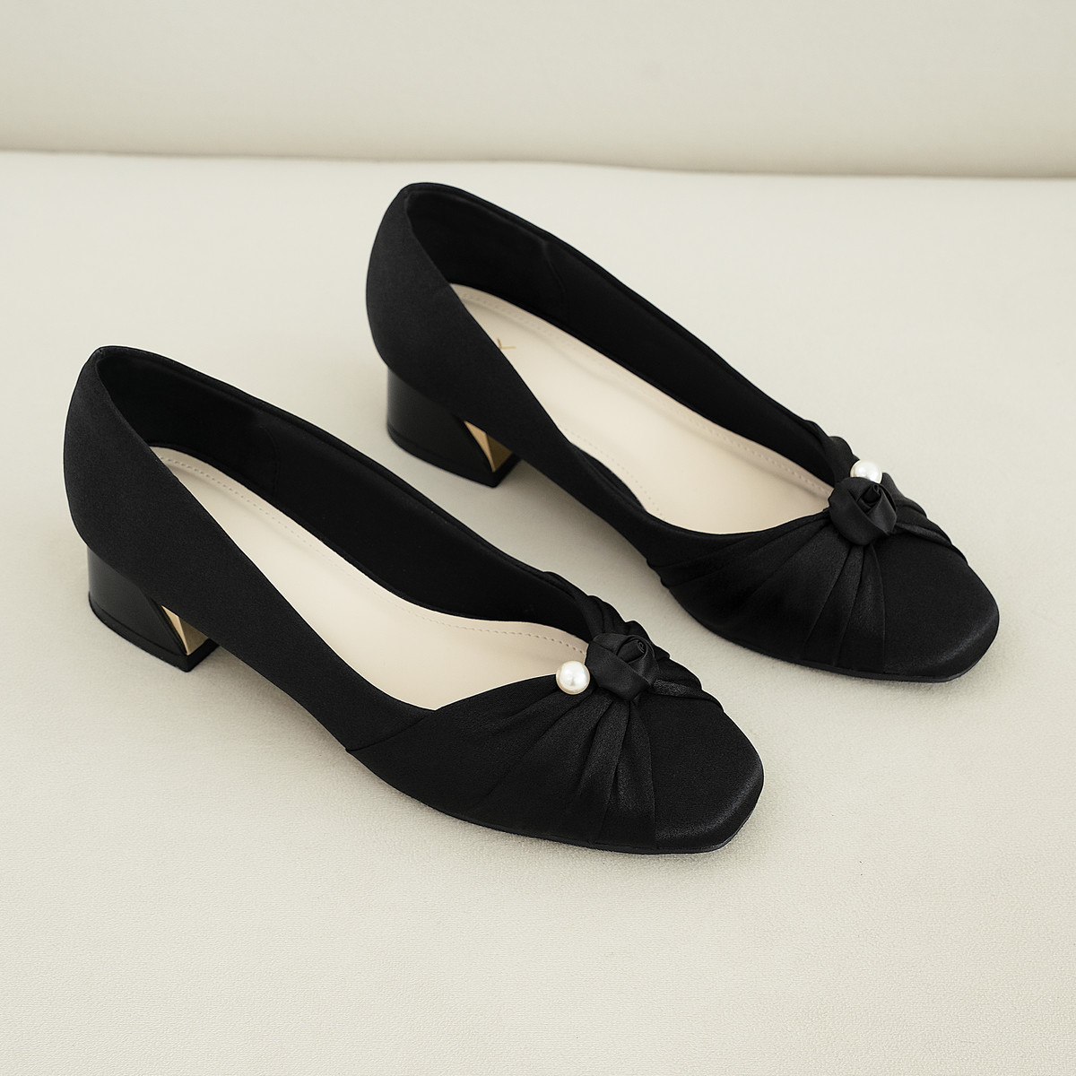 รองเท้าส้นสูงพื้นเหลี่ยม DL0636