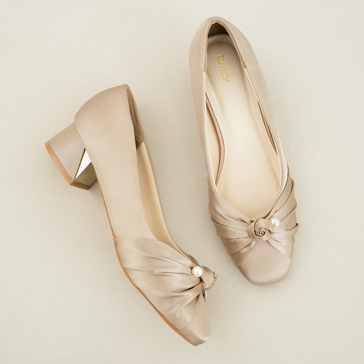 รองเท้าส้นสูงพื้นเหลี่ยม DL0636