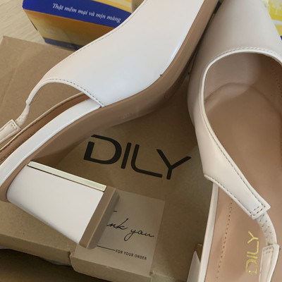 สีสัน: สีขาว / Size : 37