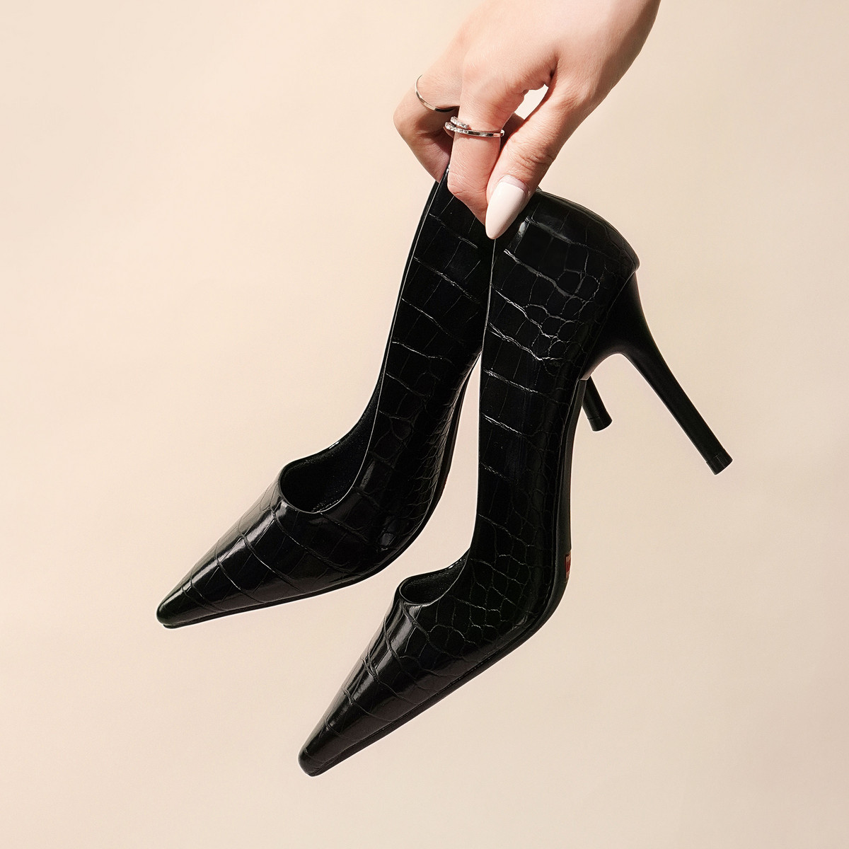 รองเท้าส้นสูงปลายแหลม AA0468