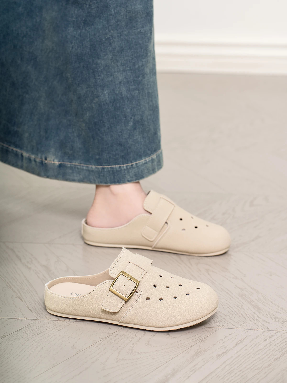 รองเท้าสวมเปิดส้น DILY หนังกลับเกรดพรีเมียม ดีไซน์หัวมน พื้นสูง 3 ซม. รุ่น AG0172