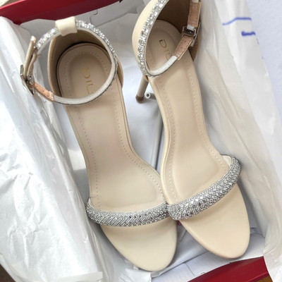 สีสัน: ครีม / Size : 38