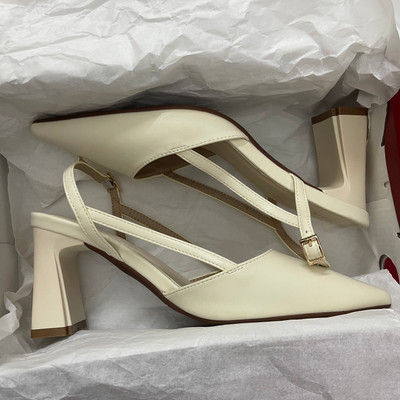 สีสัน: ครีม / Size : 39