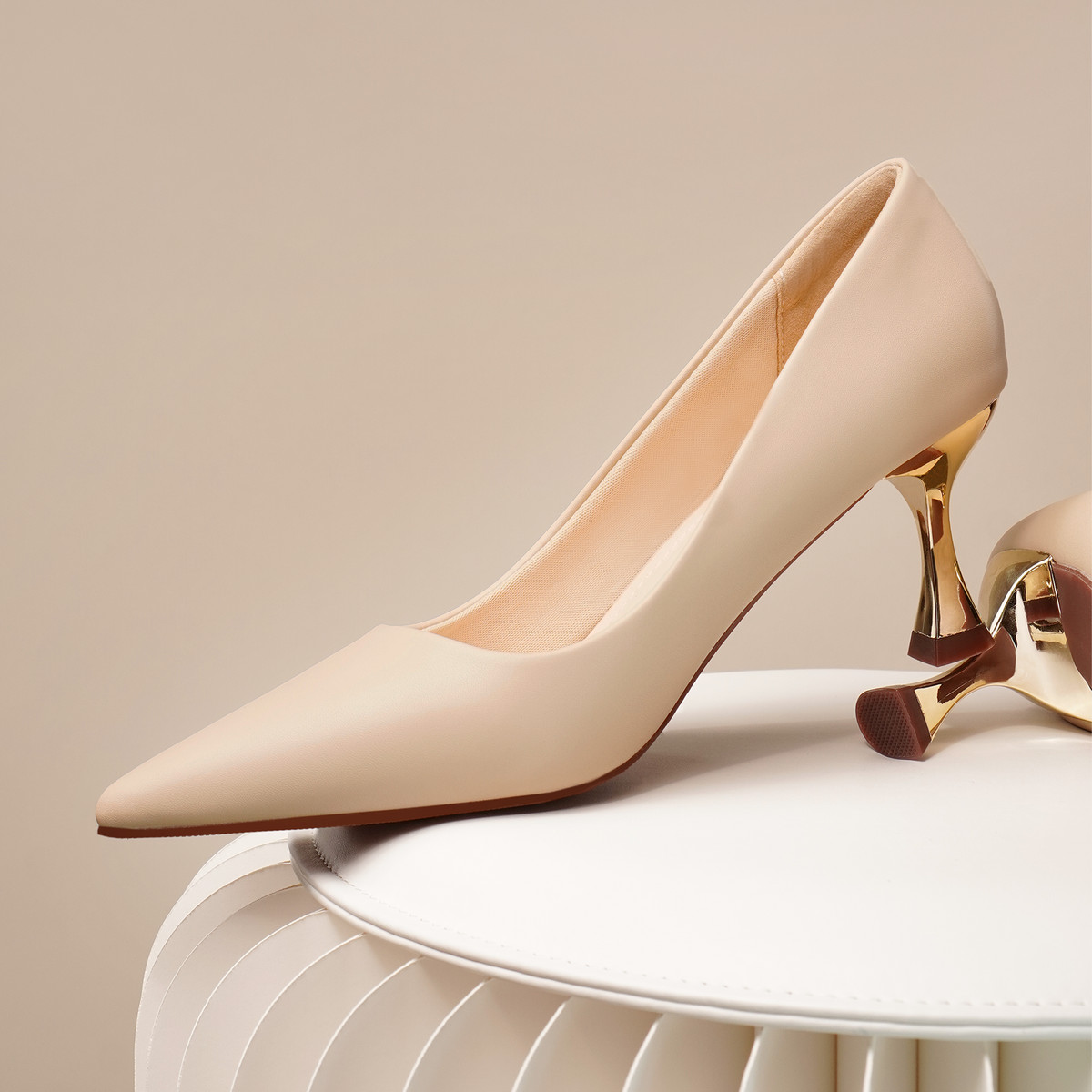 รองเท้าส้นสูงปลายแหลม AA0459