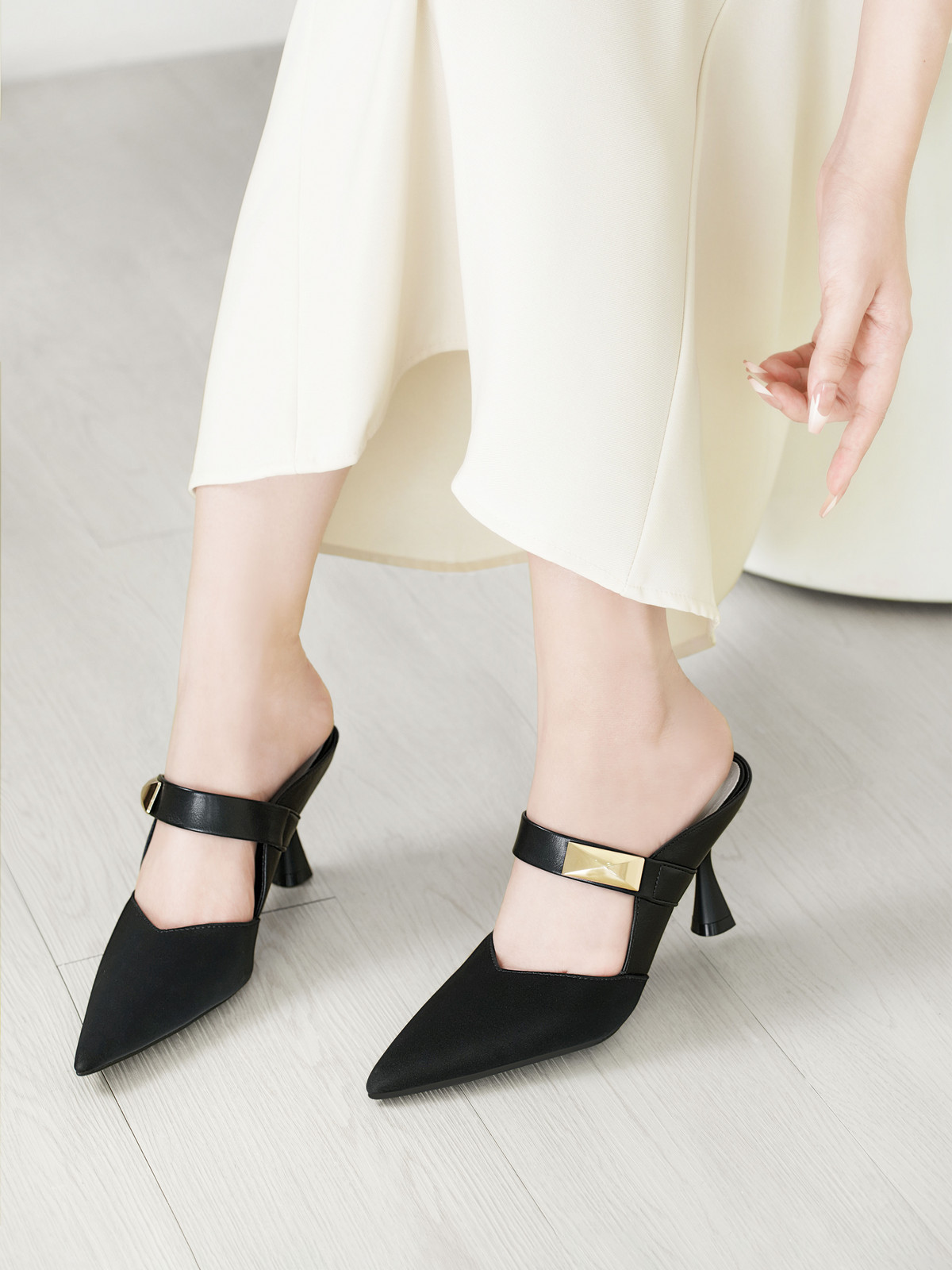 รองเท้ามิวล์ส้นสูง DL0589