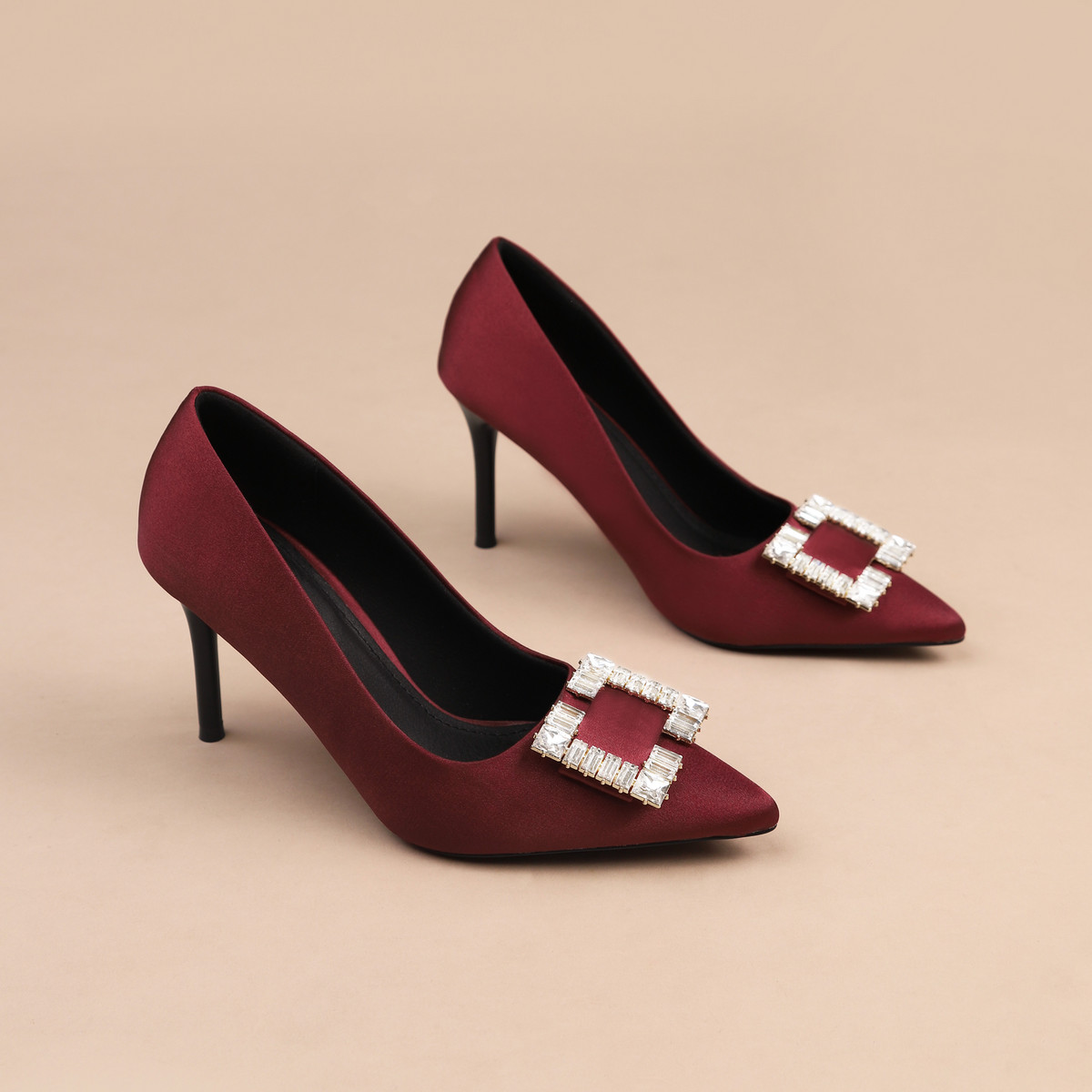 รองเท้าส้นสูงปลายแหลม AA0442