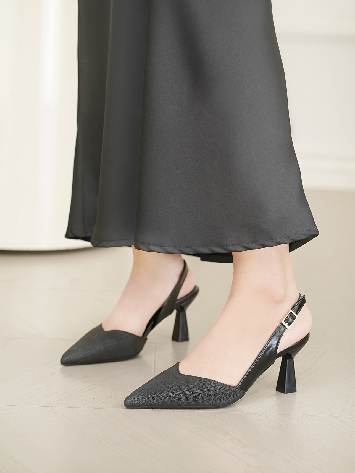 รองเท้าสลิงแบ็ค AA0479