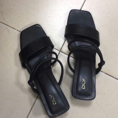 สีสัน: ดำ  / Size : 37