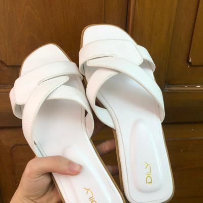 สีสัน: สีขาว / Size : 39