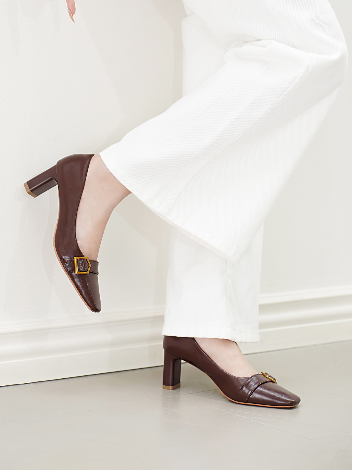 รองเท้าส้นสูงพื้นเหลี่ยม AA0458