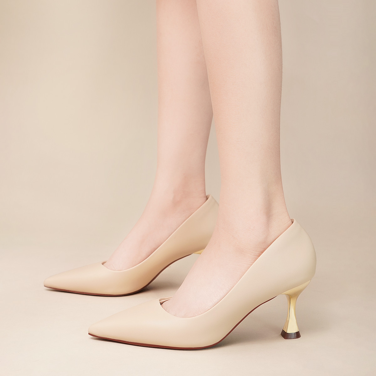 รองเท้าส้นสูงปลายแหลม AA0459