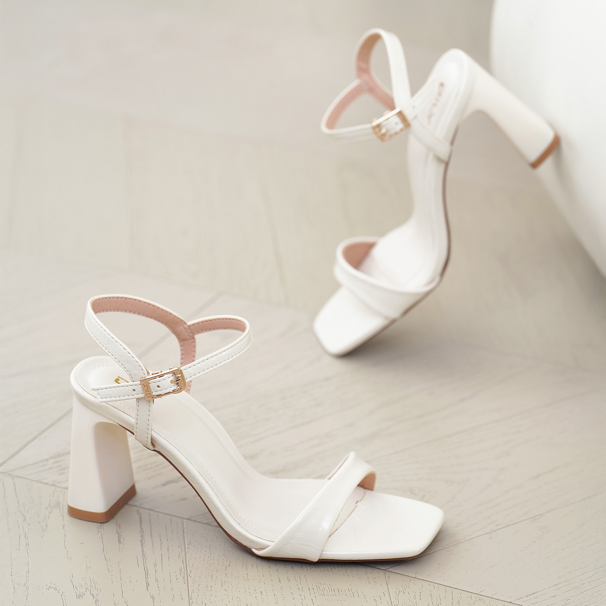 รองเท้าส้นสูงแบบเปิดหน้า DL0599