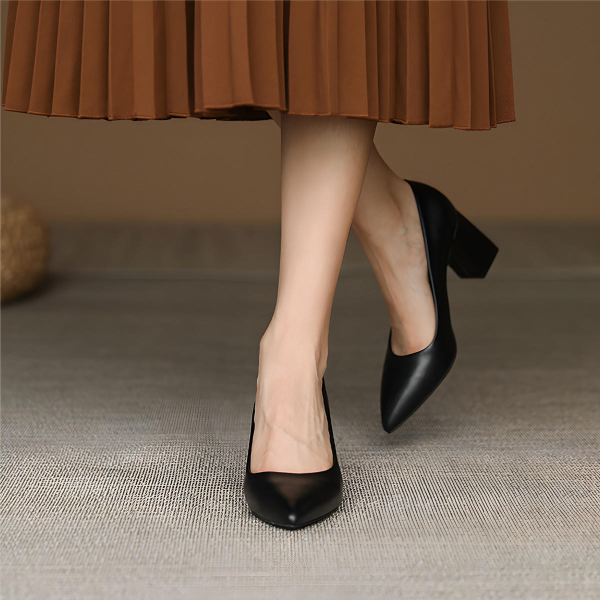 รองเท้าส้นสูงพื้นเหลี่ยม AA0265