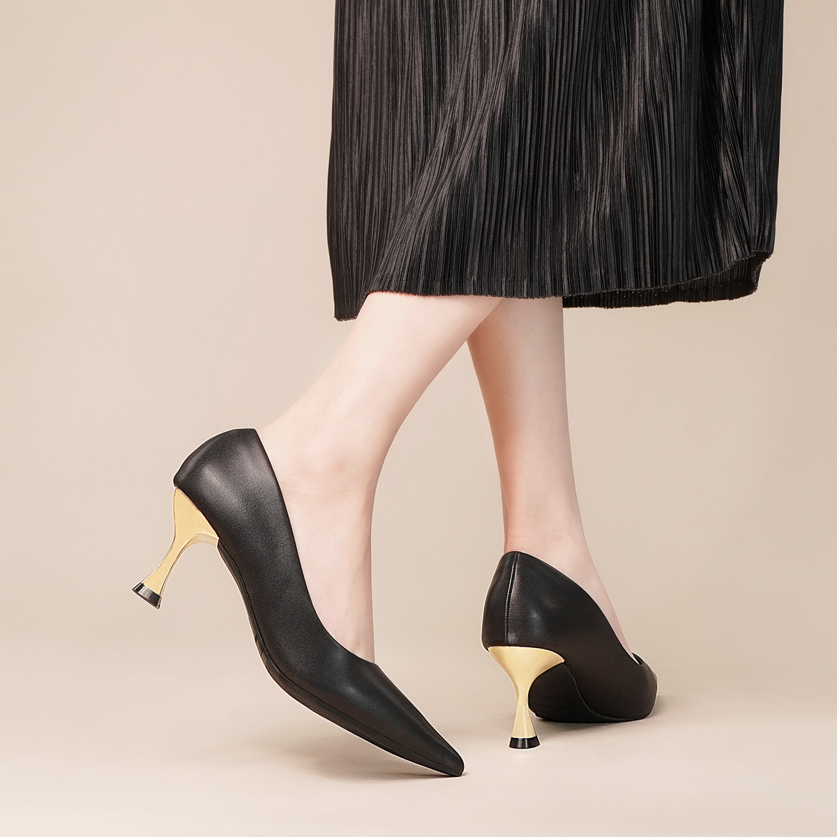 รองเท้าส้นสูงปลายแหลม AA0459
