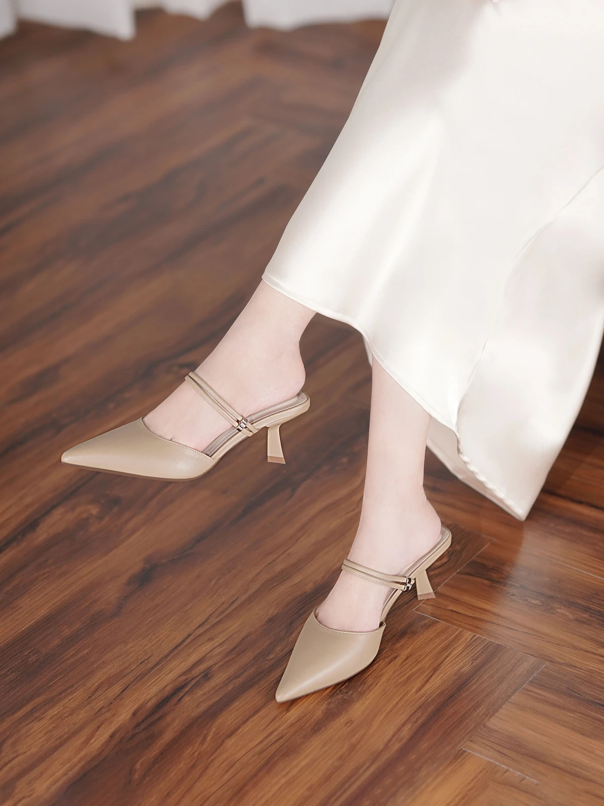 รองเท้าสวมเปิดส้น DILY ดีไซน์หัวแหลม สายคาดบาง เสริมเรียวเท้า สูง 6 ซม. รุ่น DL0556