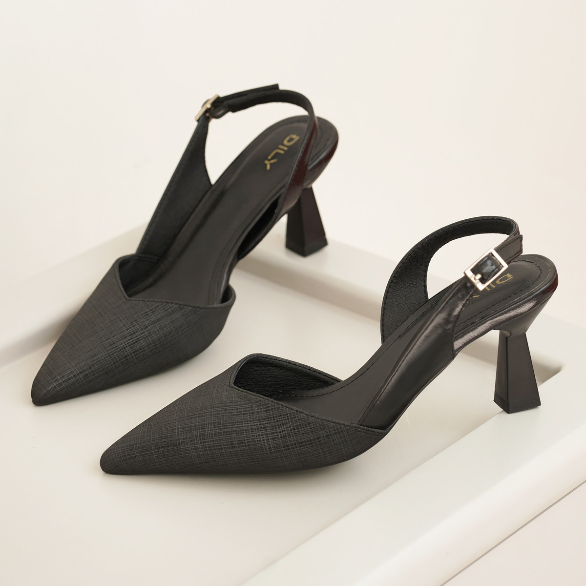 รองเท้าสลิงแบ็ค AA0479