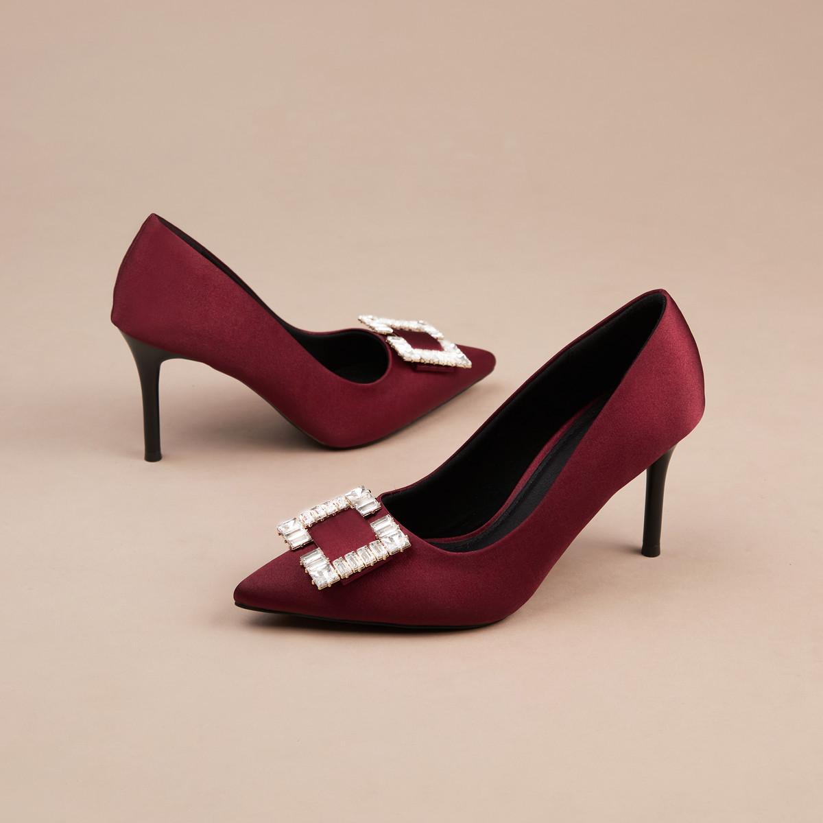 รองเท้าส้นสูงปลายแหลม AA0442