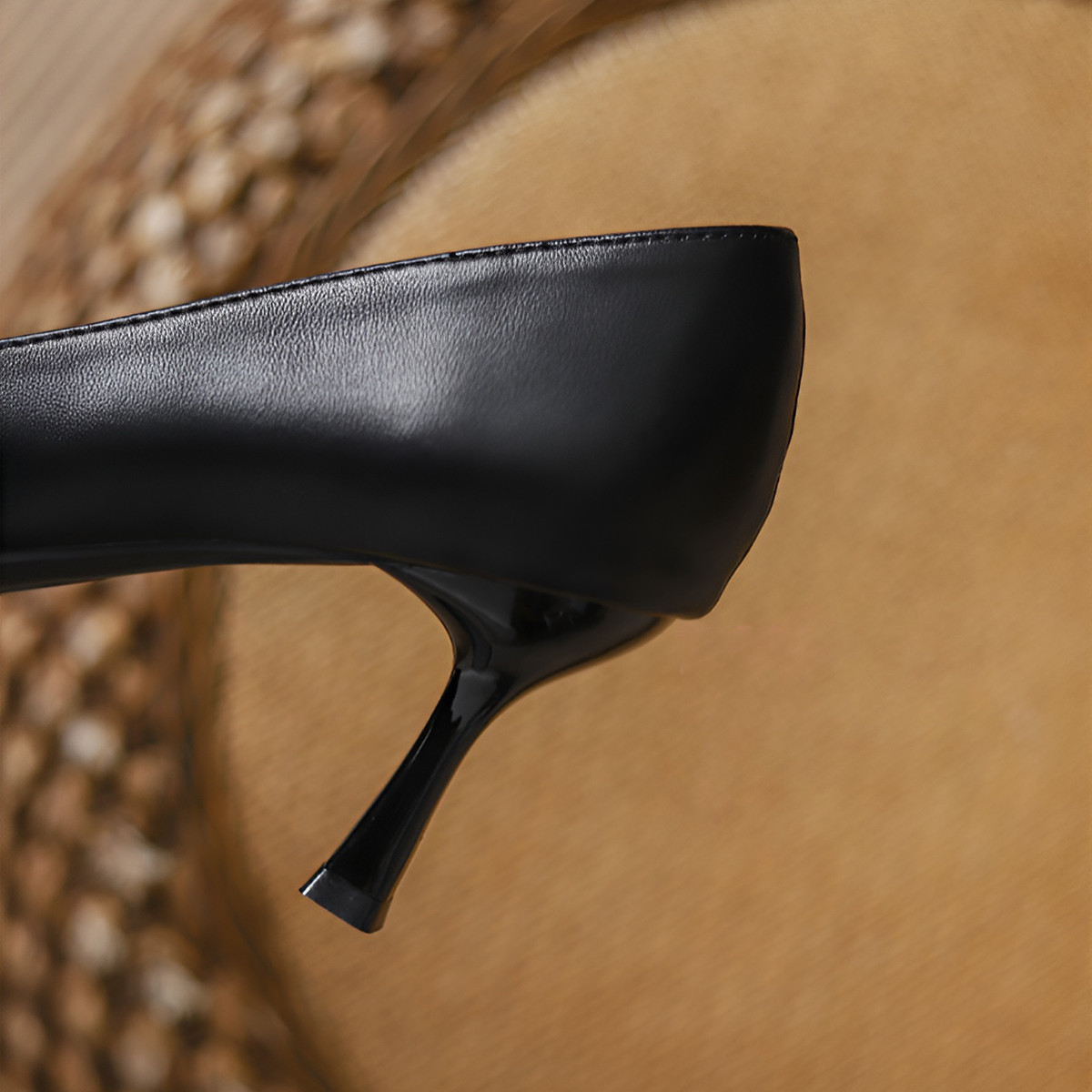 รองเท้าส้นสูงปลายแหลม AA0380