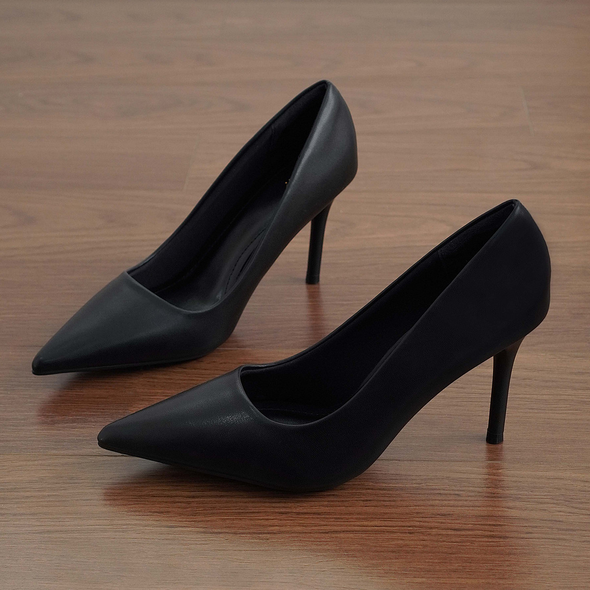 รองเท้าส้นสูงปลายแหลม AA0445