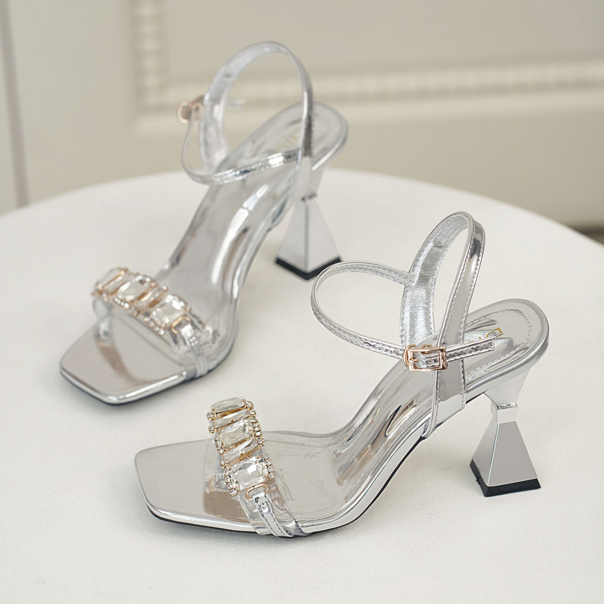 รองเท้าส้นสูงพื้นเหลี่ยม DL0593