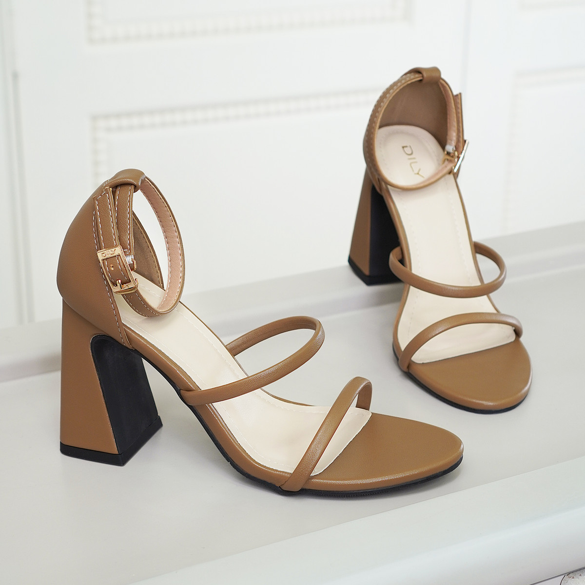 รองเท้าส้นสูงผู้หญิง DL0581