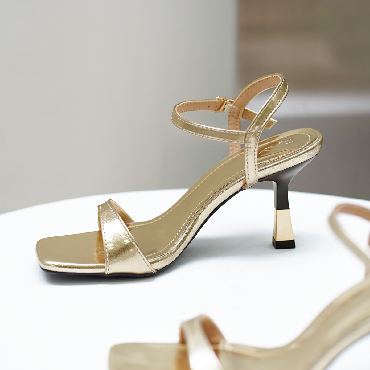 รองเท้าส้นสูงแบบเปิดหน้า AA0440