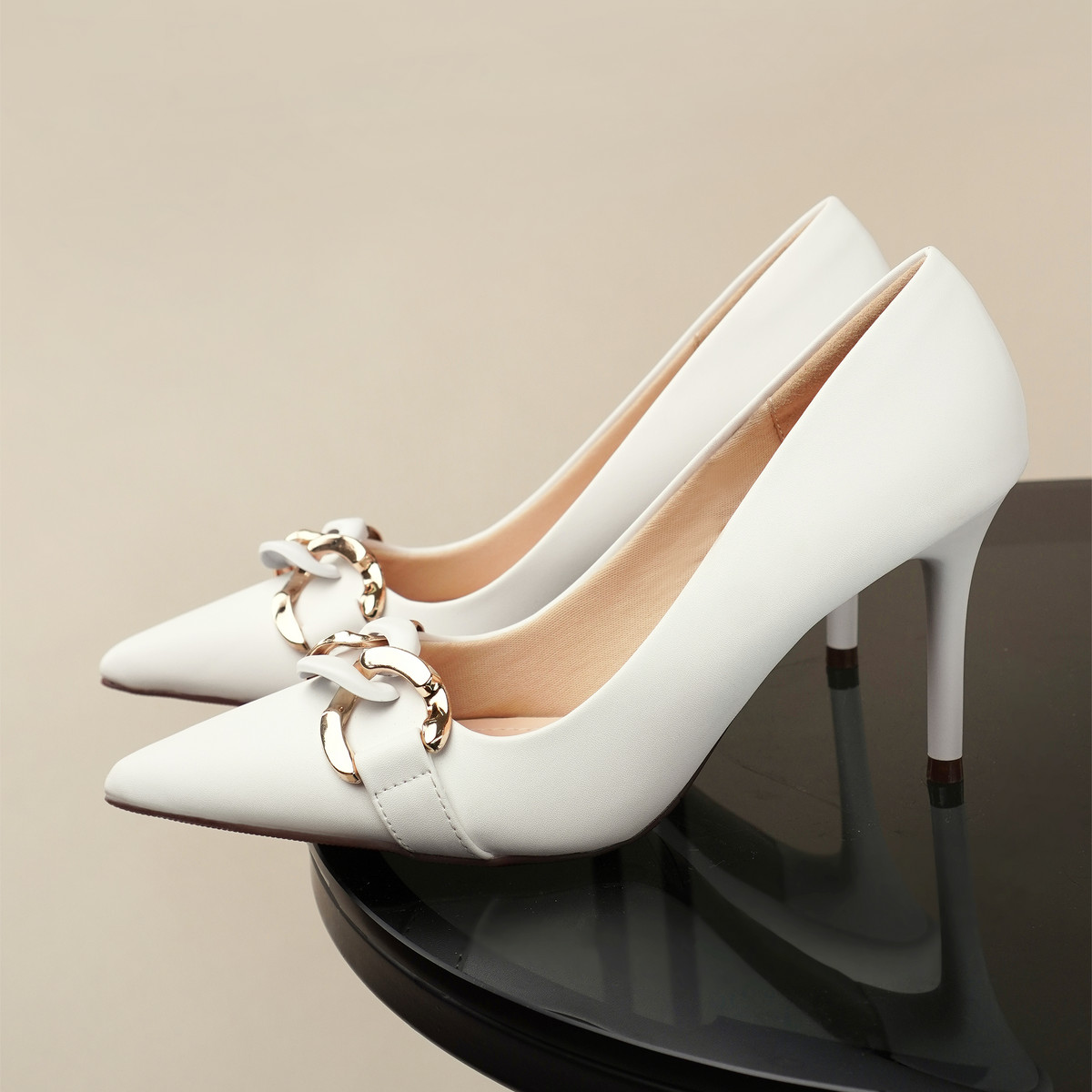 รองเท้าส้นสูงปลายแหลม AA0451