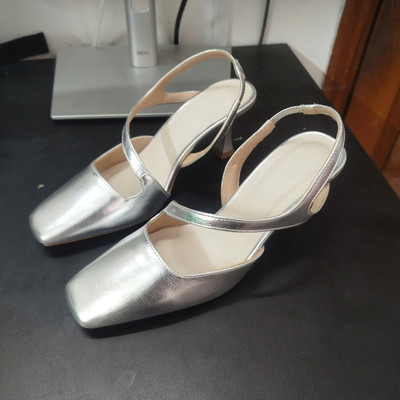 สีสัน: สีเงินค่ะ / Size : 37