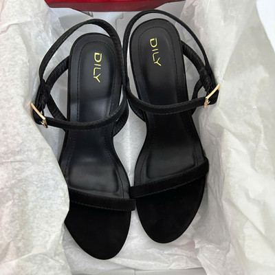 สีสัน: ดำ  / Size : 37