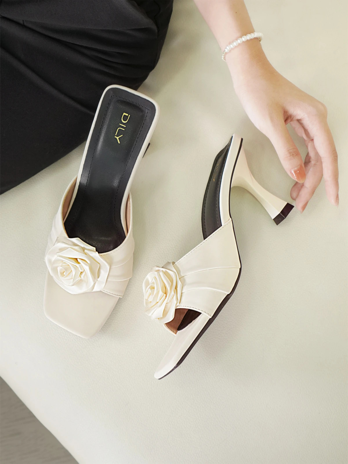 รองเท้าส้นสูง DILY หัวเหลี่ยม ดีไซน์ประดับดอกไม้สุดหรู ส้นสูง 7.5 ซม. รุ่น DL0577